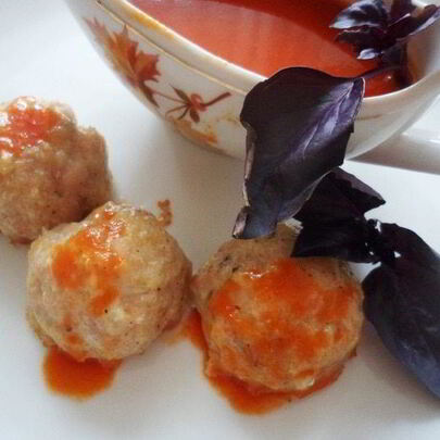 Куриные тефтели с базиликом и томатным соусом