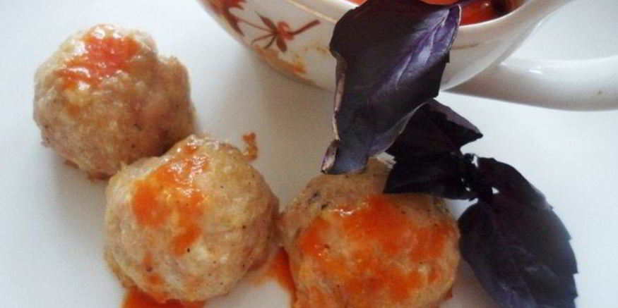 Рецепт куриных тефтелей с базиликом и томатным соусом