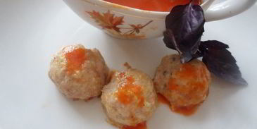 куриные тефтели с базиликом и томатным соусом