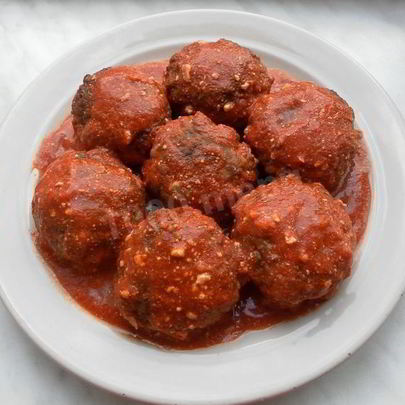 Мясные тефтели с рисом и овощами в томатном соусе