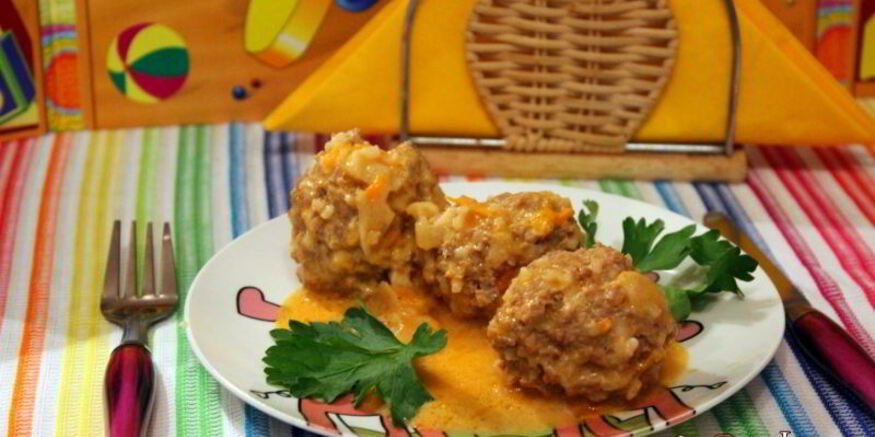 Рецепт мясных тефтелей в сметанно-томатном соусе