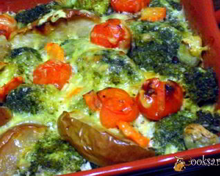 Мясные тефтели, запеченные под овощной шубой и молочным соусом