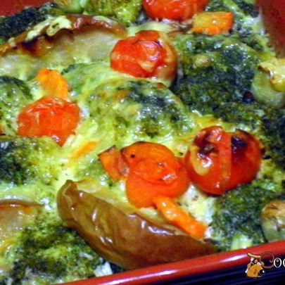 Мясные тефтели, запеченные под овощной шубой и молочным соусом