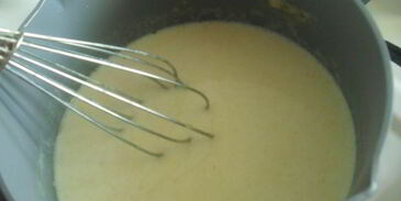 мясные тефтели, запеченные под овощной шубой и молочным соусом