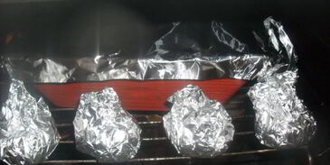 мясные тефтели, запеченные под овощной шубой и молочным соусом