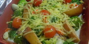 мясные тефтели, запеченные под овощной шубой и молочным соусом