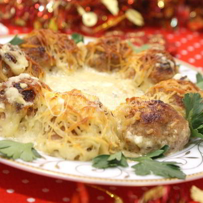 Рождественский венок из тефтелей