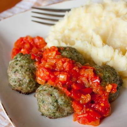 Шпинатные тефтели с перечным соусом