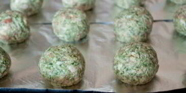 шпинатные тефтели с перечным соусом