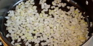 шпинатные тефтели с перечным соусом