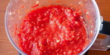 шпинатные тефтели с перечным соусом