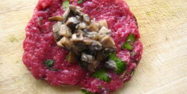 свекольно-мясные тефтели с грибной начинкой