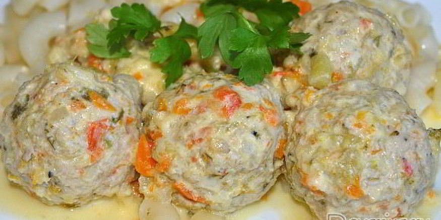 Рецепт тефтелей из фарша с овощами в сметане