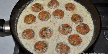 тефтели из фарша с овощами в сметане