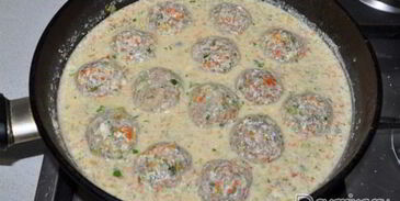 тефтели из фарша с овощами в сметане