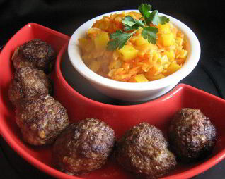 Тефтели с бананами, кешью и карри с манговым соусом