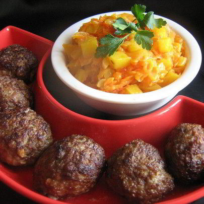 Тефтели с бананами, кешью и карри с манговым соусом