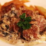 Рецепт Тефтелей с грибным соусом и картофелем по-деревенски