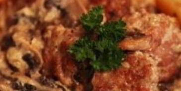 тефтели с грибным соусом и картофелем по-деревенски