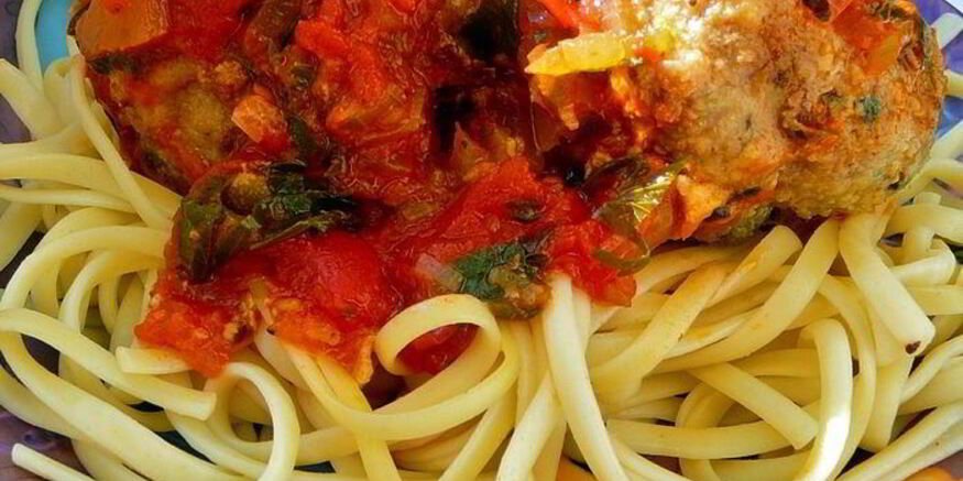 Рецепт тефтелей с сыром и шпинатом, в томатном соусе