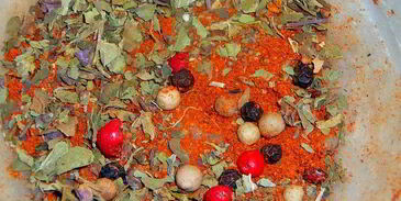 тефтели с сыром и шпинатом, в томатном соусе