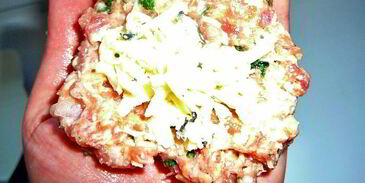 тефтели с сыром и шпинатом, в томатном соусе