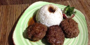 тефтели с яблоком в медовой глазури с рисом