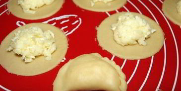 квари — вареники с сулугуни