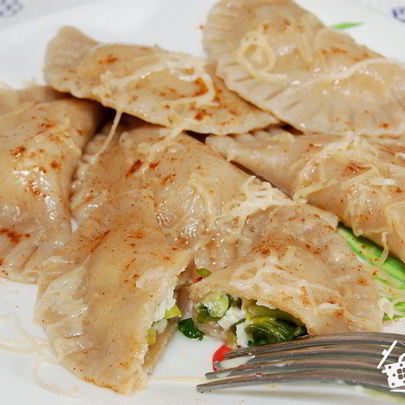 Вареники из ржаного теста с творогом и черемшой