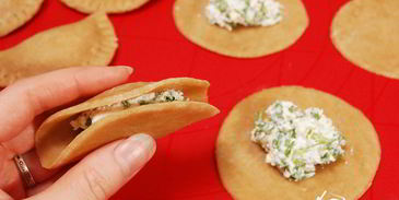 вареники из ржаного теста с творогом и черемшой