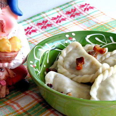 Вареники с капустой, грибами и шкварками