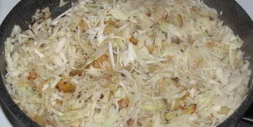 вареники с капустой, грибами и шкварками