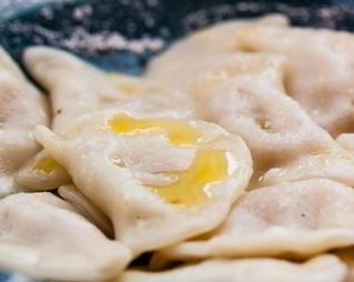 Вареники с яблоком и корицей