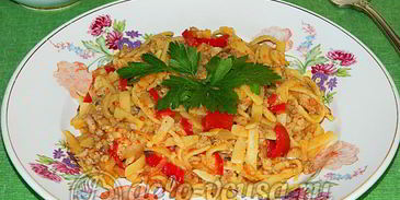 яичная лапша с мясом и овощами