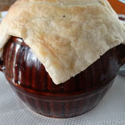 Хмельное жаркое в горшочке с вяленым черносливом