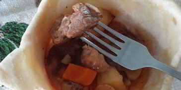 хмельное жаркое в горшочке с вяленым черносливом