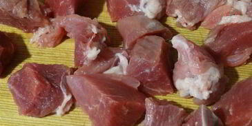 хмельное жаркое в горшочке с вяленым черносливом