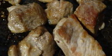 хмельное жаркое в горшочке с вяленым черносливом