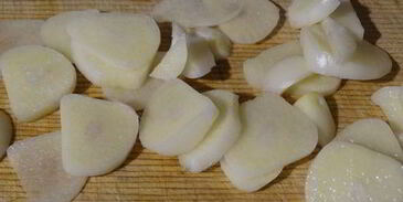 хмельное жаркое в горшочке с вяленым черносливом