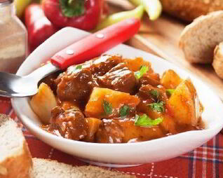 Нежное и сочное жаркое из мяса с картофелем