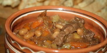 сытное жаркое с говядиной и фасолью