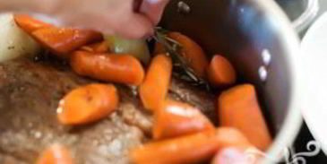 жаркое из говядины и моркови с вином