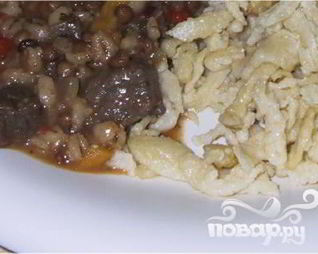 Жаркое из говядины с чечевицей и красным вином