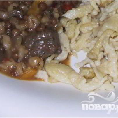 Жаркое из говядины с чечевицей и красным вином