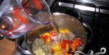 жаркое из говядины с чечевицей и красным вином