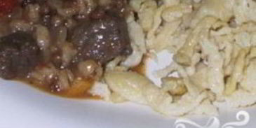 жаркое из говядины с чечевицей и красным вином