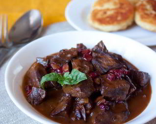 Жаркое из говядины с клюквой