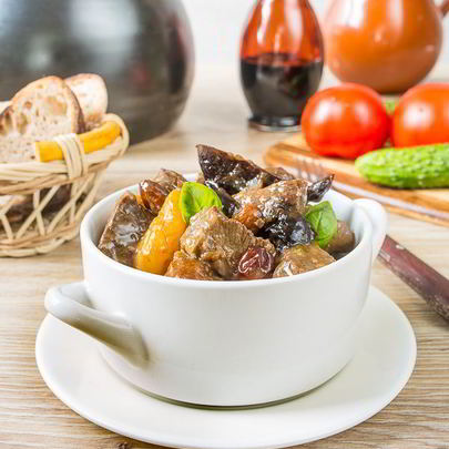 Жаркое из говядины с сухофруктами и миндалем