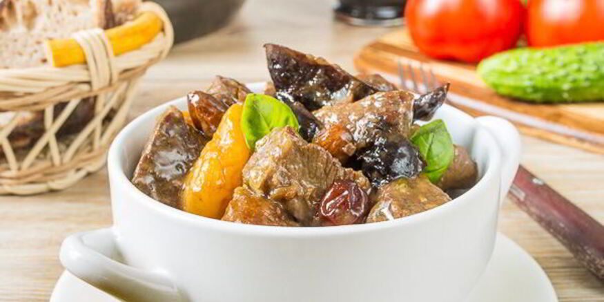 Рецепт жаркого из говядины с сухофруктами и миндалем