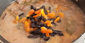 жаркое из говядины с сухофруктами и миндалем